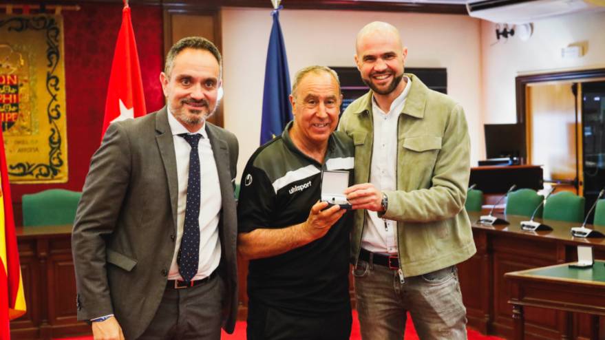 El Alcalde recibe al equipo masculino FS Móstoles como campeones de Liga del grupo IV de 2B (4)