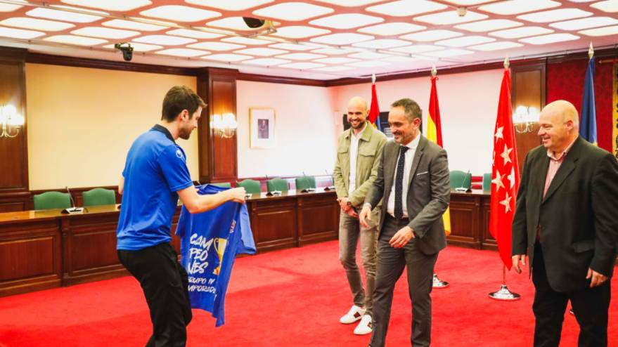 El Alcalde recibe al equipo masculino FS Móstoles como campeones de Liga del grupo IV de 2B (5)