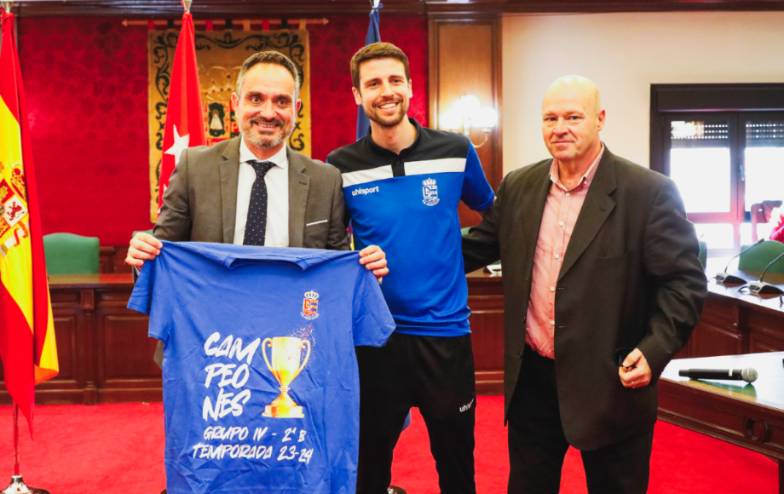 El Alcalde recibe al equipo masculino FS Móstoles como campeones de Liga del grupo IV de 2B (6)
