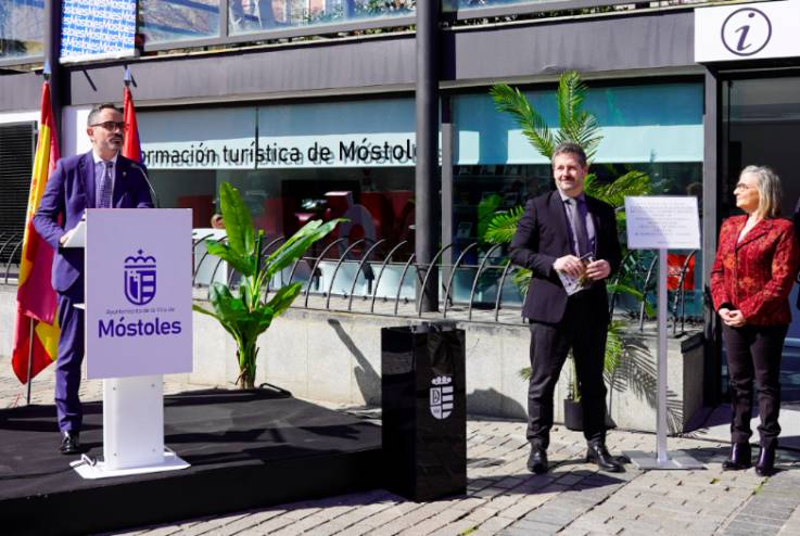 El Alcalde y el Consejero de Cultura inauguran la Oficina de Turismo de Móstoles (4)