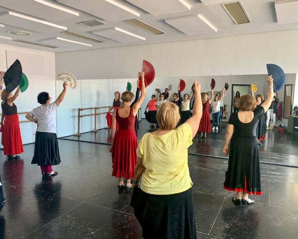 Visita talleres de danza regional de Madrid de la Asociación Cultural Los Revoltosos de Móstoles (1)