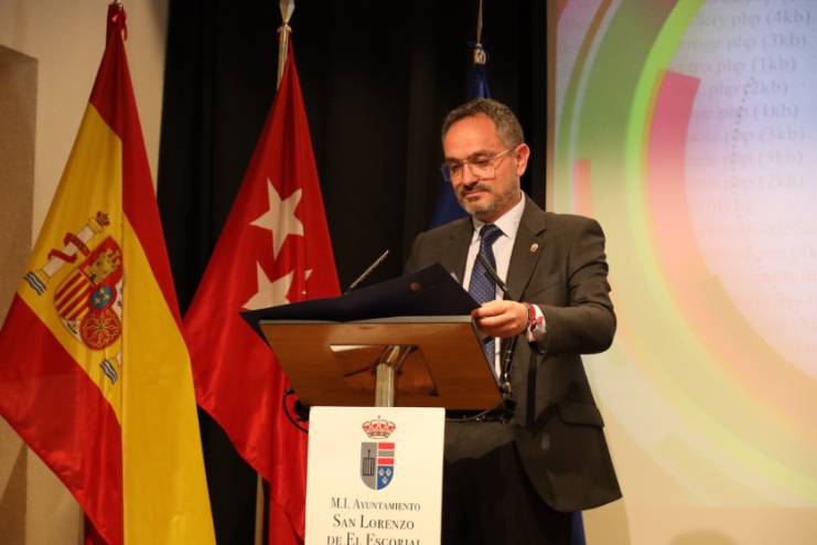 El alcalde recoge el Sello Infoparticipa entregado por primera vez al Ayuntamiento de Móstoles (2)
