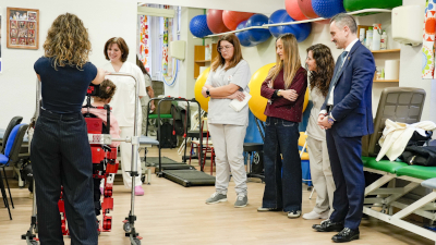 destacada fisioterapia con un exoesqueleto (6)