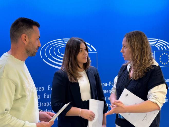 Los concejales de Participación Ciudadana y Juventud y Cooperación mantienen una reunión en el Parlamento Europeo (3)