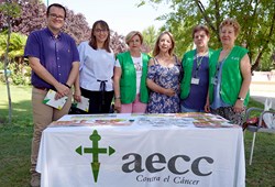 visita mesa contra cancer de piel piscina el soto 1