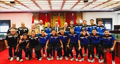 destacada El Alcalde recibe al equipo masculino FS Móstoles como campeones de Liga del grupo IV de 2B