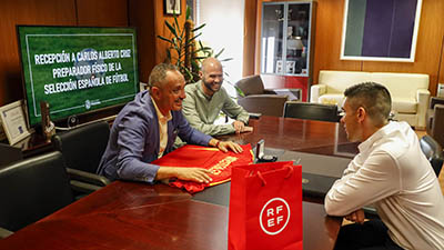 destacada El alcalde recibe al preparador físico mostoleño de la Selección Española de Fútbol (2) copia