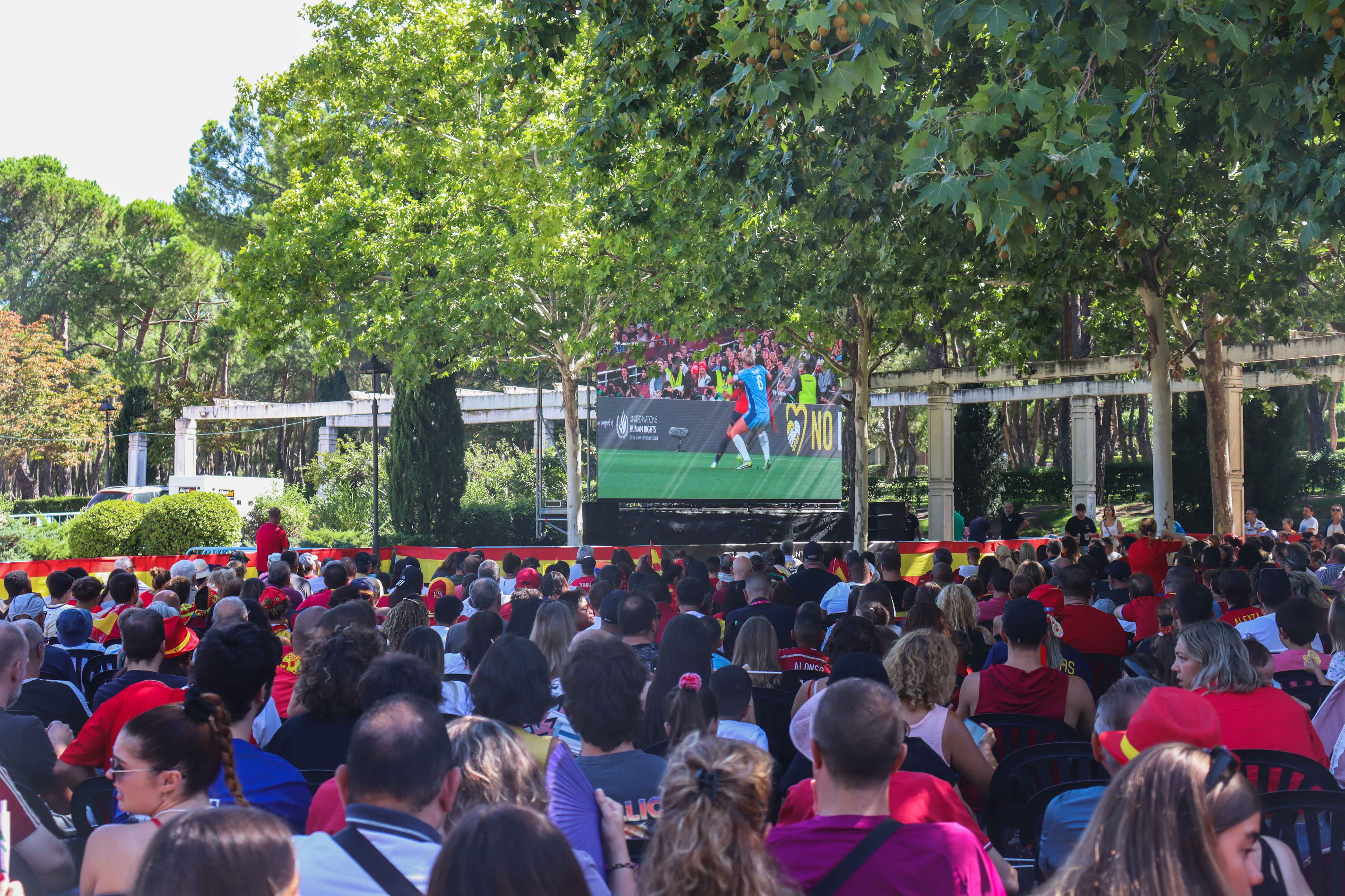 Móstoles acude masivamente a apoyar a la selección femenina de fútbol de España (3)