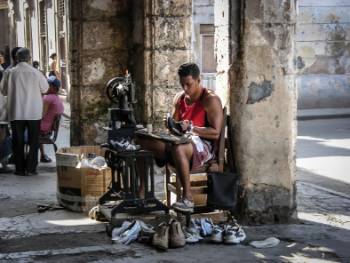 ZAPATERO Exposición de Ángeles González