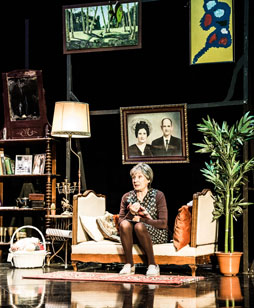 una mujer en la ventana jpg