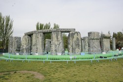 APERTURA HINCHABLE stonehenge 12