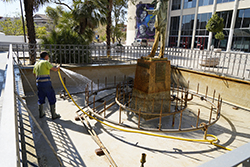 operario limpiando fuentes peq