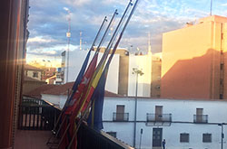 Mostoles banderas a media asta noticia