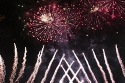 Miles de vecinas y vecinos disfrutan del espectáculo piromusical 1