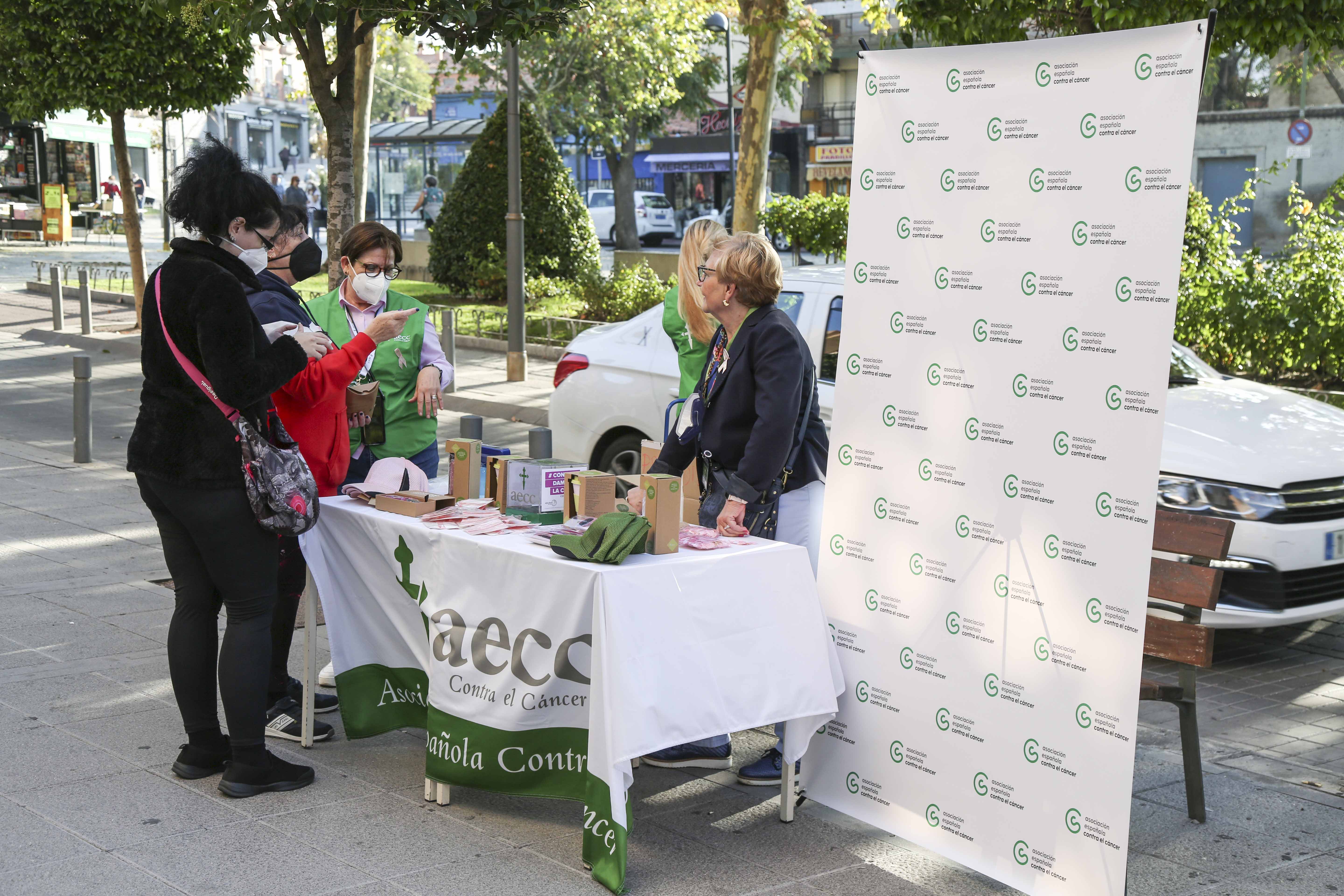 visita mesa AECC dia cancer mama