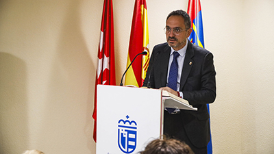 Destacada El alcalde participa en la XIX lectura continuada de El Quijote con motivo del Día del Libro