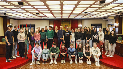 destacada El Alcalde recibe a alumnos franceses del Lycée Claude et Pierre Virlogeux (4) copia