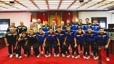 destacada El Alcalde recibe al equipo masculino FS Móstoles como campeones de Liga del grupo IV de 2B