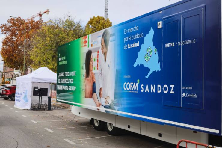 El alcalde visita la unidad móvil del Colegio de Farmacéuticos instalada en Móstoles (1)