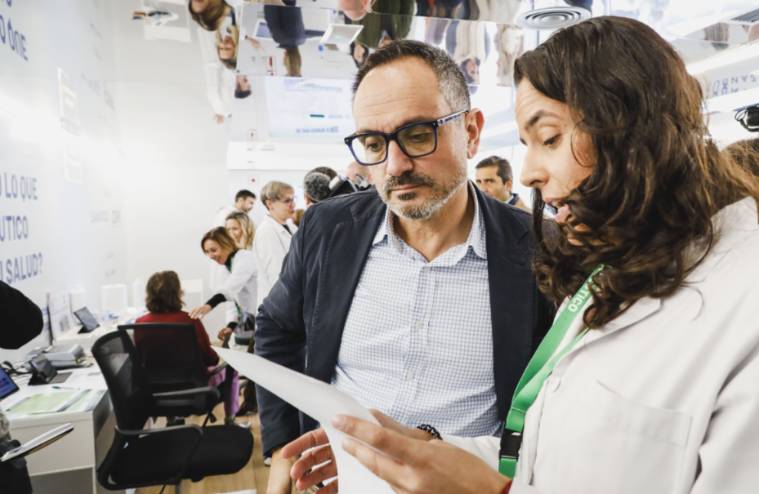 El alcalde visita la unidad móvil del Colegio de Farmacéuticos instalada en Móstoles (2)