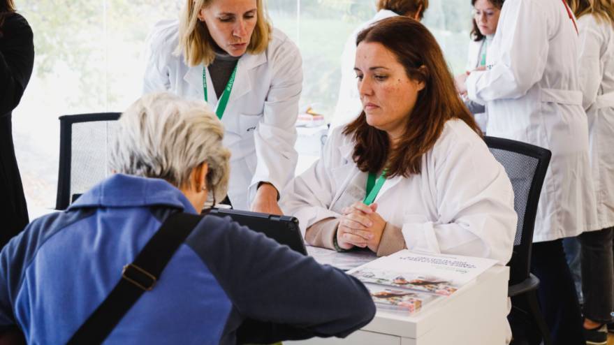 El alcalde visita la unidad móvil del Colegio de Farmacéuticos instalada en Móstoles (3)