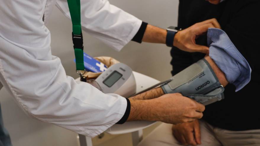 El alcalde visita la unidad móvil del Colegio de Farmacéuticos instalada en Móstoles (4)