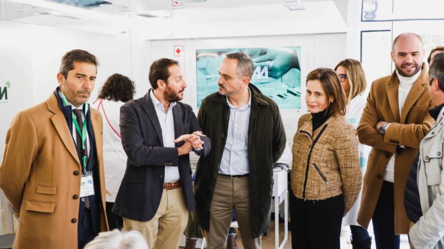 El alcalde visita la unidad móvil del Colegio de Farmacéuticos instalada en Móstoles (5)