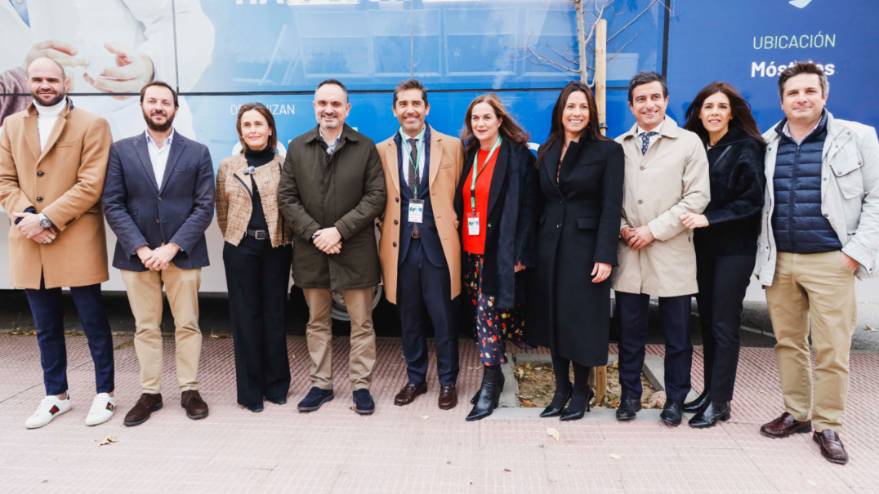 El alcalde visita la unidad móvil del Colegio de Farmacéuticos instalada en Móstoles (7)