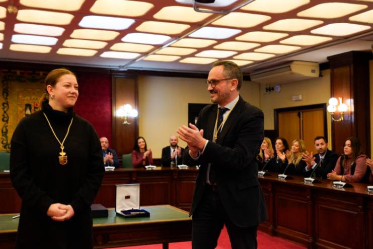 El Ayuntamiento de Móstoles entrega la Medalla de Oro de la ciudad a Luna Reyes (6)