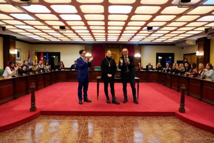 El Ayuntamiento de Móstoles entrega la Medalla de Oro de la ciudad a Luna Reyes (7)