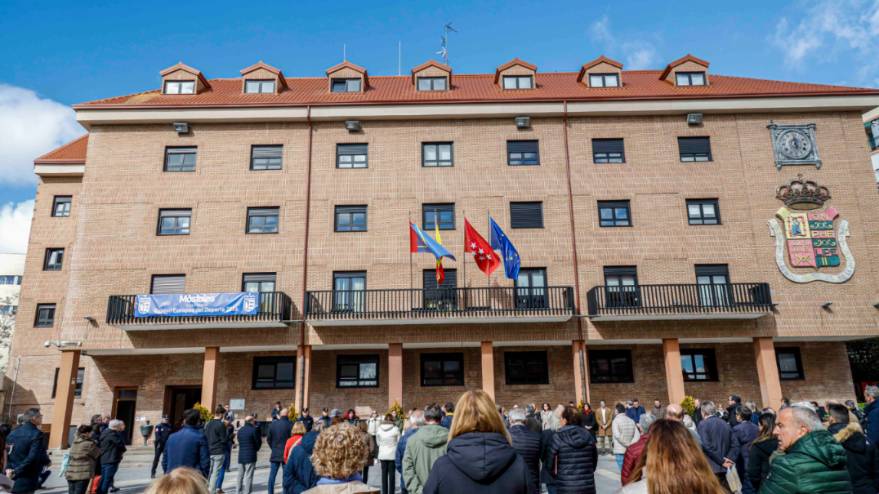 Minuto de silencio en solidaridad con las víctimas y afectados del incendio de dos edificios en Valencia (1)