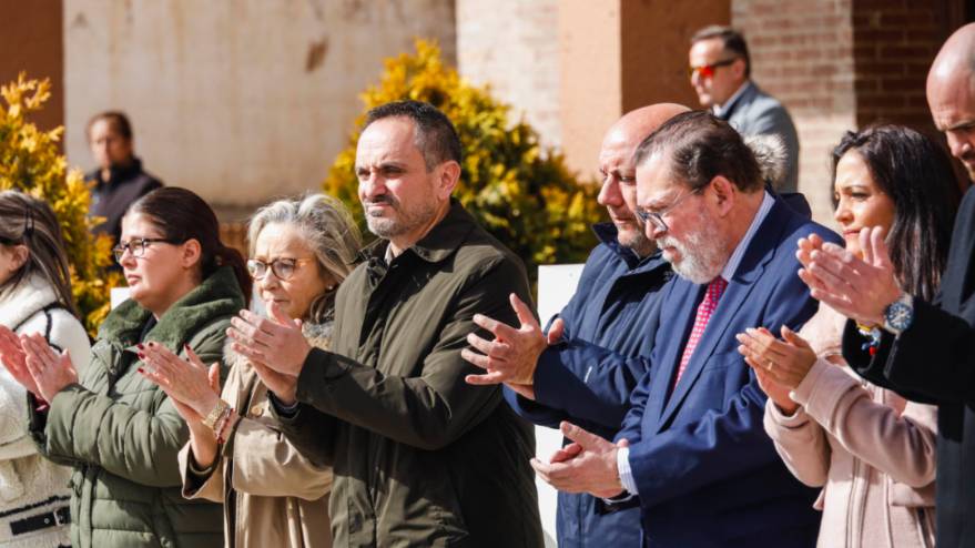 Minuto de silencio en solidaridad con las víctimas y afectados del incendio de dos edificios en Valencia (2)