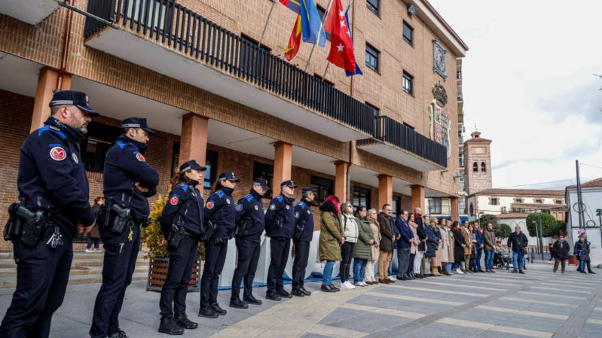 Minuto de silencio en solidaridad con las víctimas y afectados del incendio de dos edificios en Valencia (3)