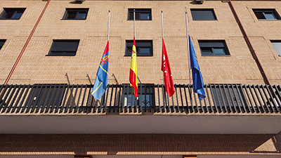 destacada Banderas a media asta en Móstoles luto