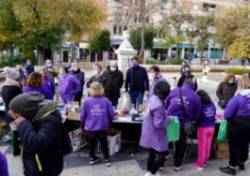 Mercadillo solidario para recaudar fondos para los afectados por la espondilitis y la artritis (1)