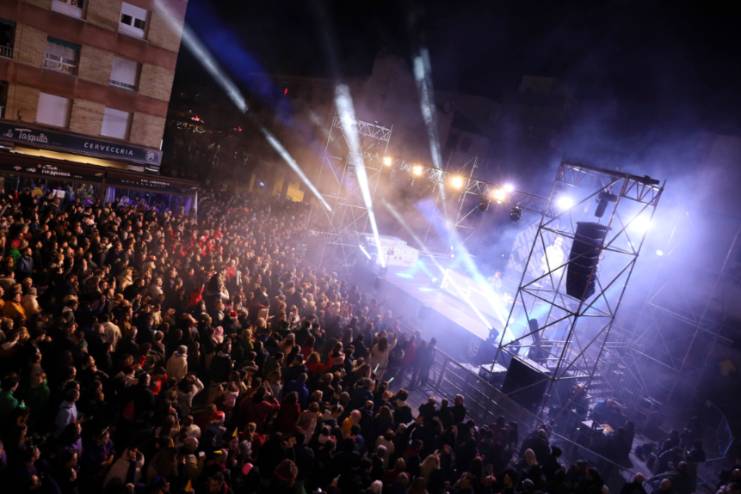 Miles de mostoleños despiden el año en las tradicionales preuvas (4)