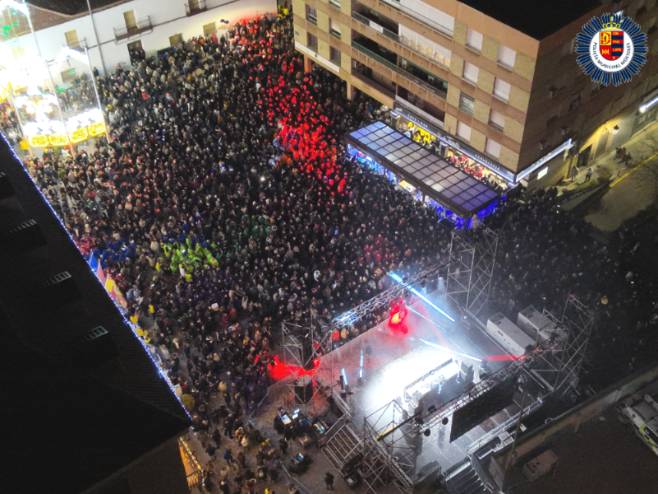 Miles de mostoleños despiden el año en las tradicionales preuvas (6)