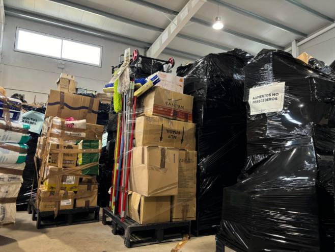 Móstoles recoge más de 150 palés de ropa y enseres para los afectados por la DANA (3)
