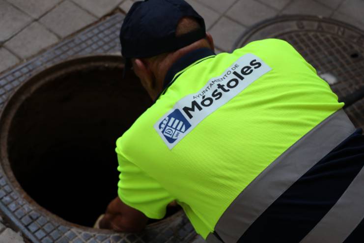Móstoles refuerza la limpieza y mantenimiento de las rejillas del alcantarillado (3)
