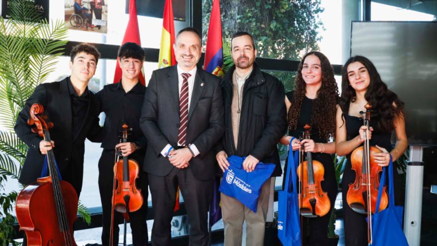 Móstoles rinde homenaje a trabajadores municipales jubilados y que han cumplido 25 años de servicio (5)