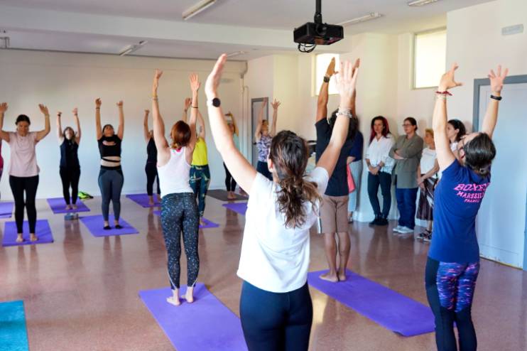 Personas en desempleo se forman como instructores de yoga en Móstoles Desarrollo (1)
