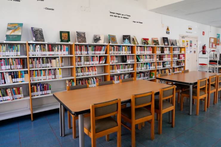 Biblioteca del Centro Sociocultural Joan Miró (9)