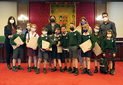 Los alumnos de primaria del Colegio Villa de Móstoles entregan sus cartas a la Alcaldesa Noelia Possep