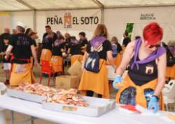 Aperitivo de pan tumaca y sangría con la Peña El Soto (1)