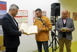 entrega edición de El Quijote por parte de la Peña El Soto