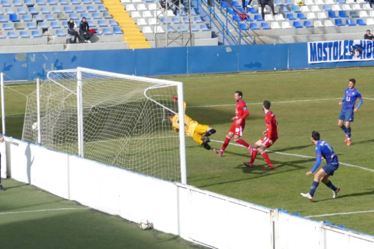 El CD Móstoles se impone por 3-0 al UC Ceares (4)
