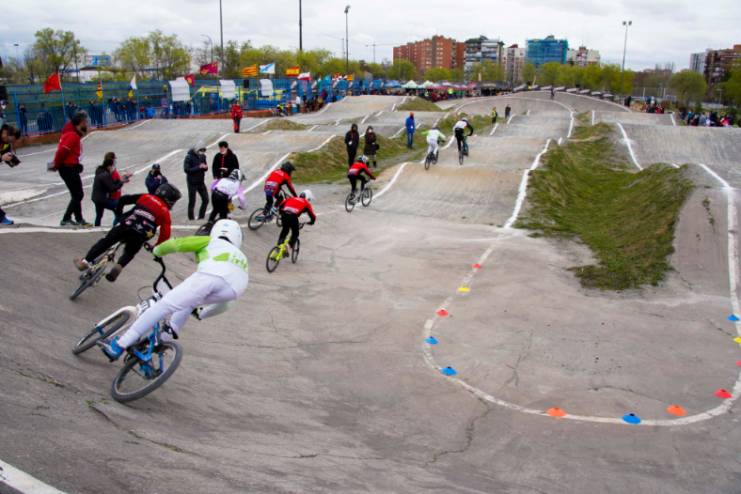 El circuito del polideportivo Andrés Torrejón de Móstoles acoge la 3 Copa de Madrid BMX (3)
