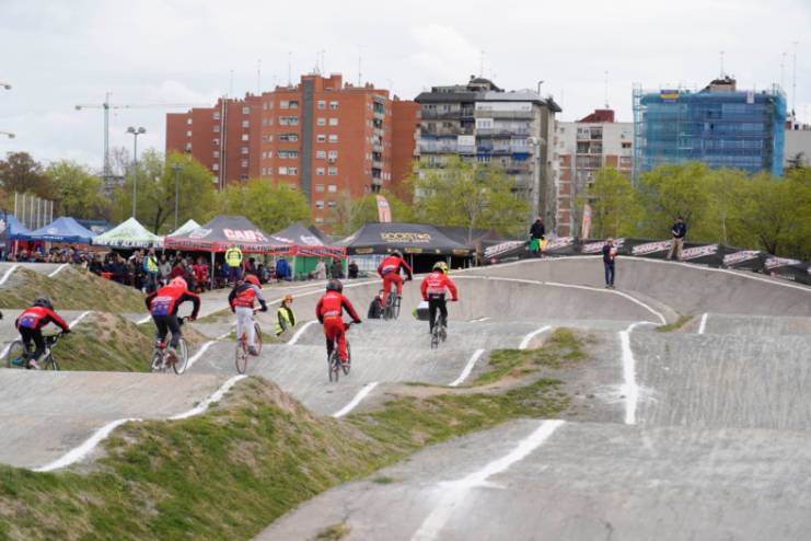 El circuito del polideportivo Andrés Torrejón de Móstoles acoge la 3 Copa de Madrid BMX (4)