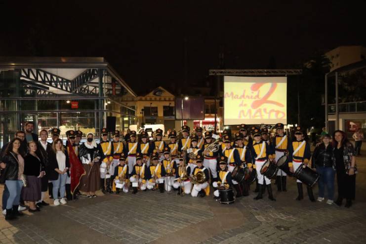 El Desfile de Farolillos ilumina las calles céntricas del municipio (5)