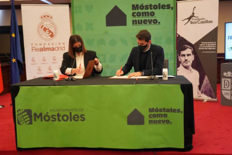 firma convenio Iker Casillas_2